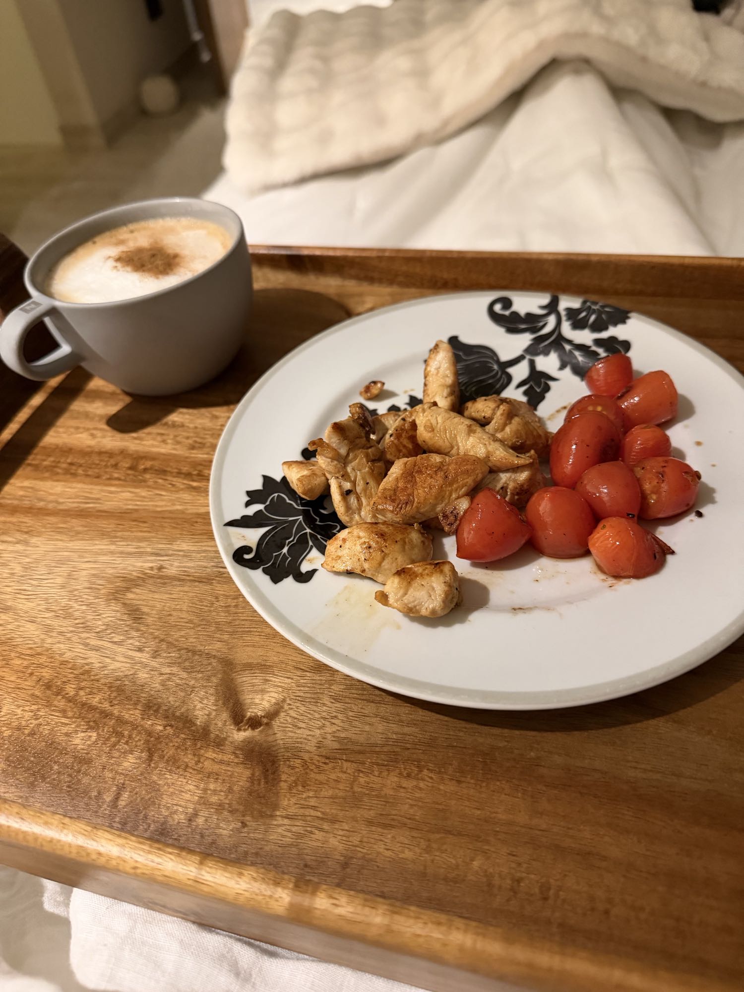 pollo con tomates y café