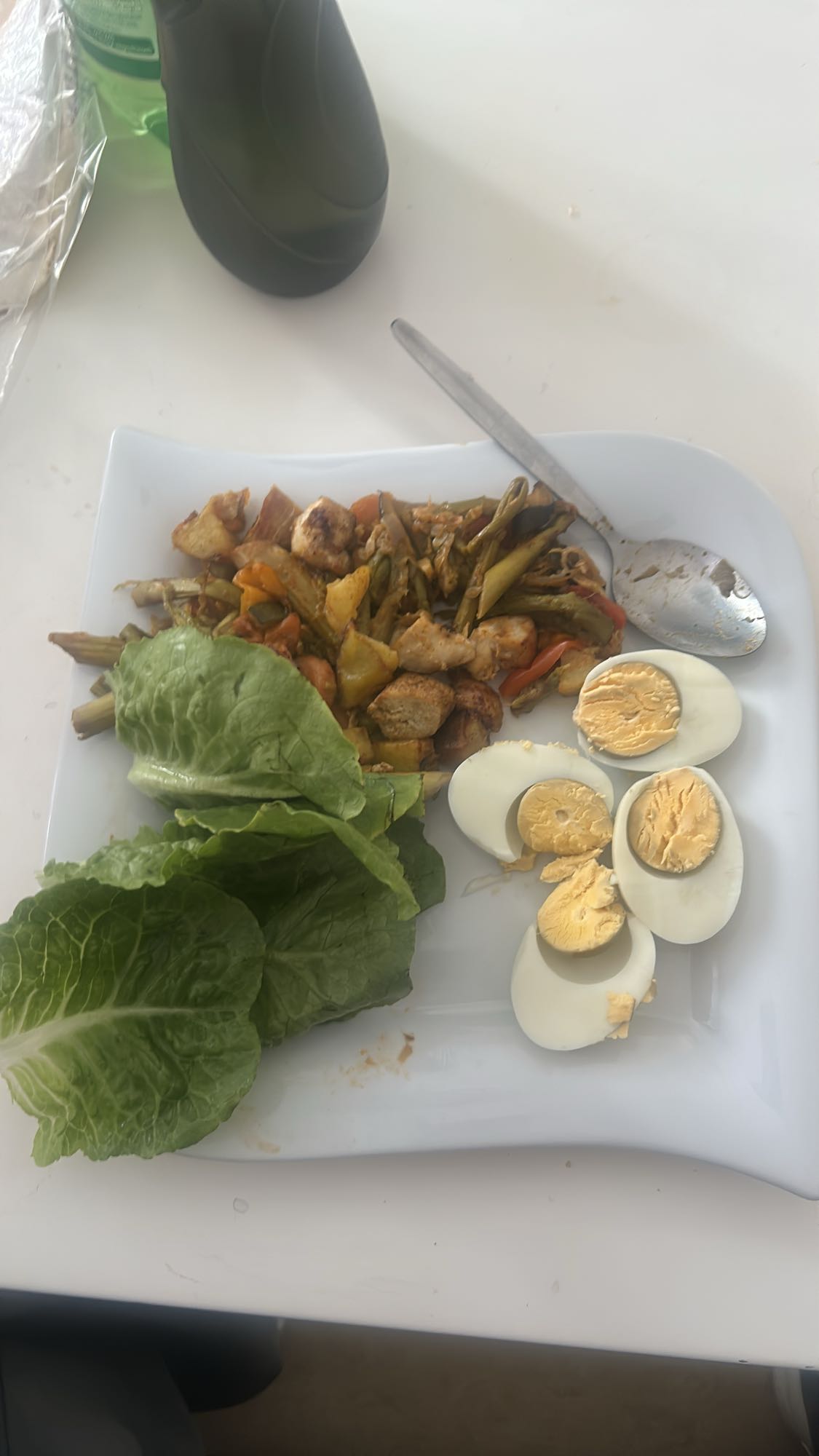 Huhn mit Ei und Gemüse