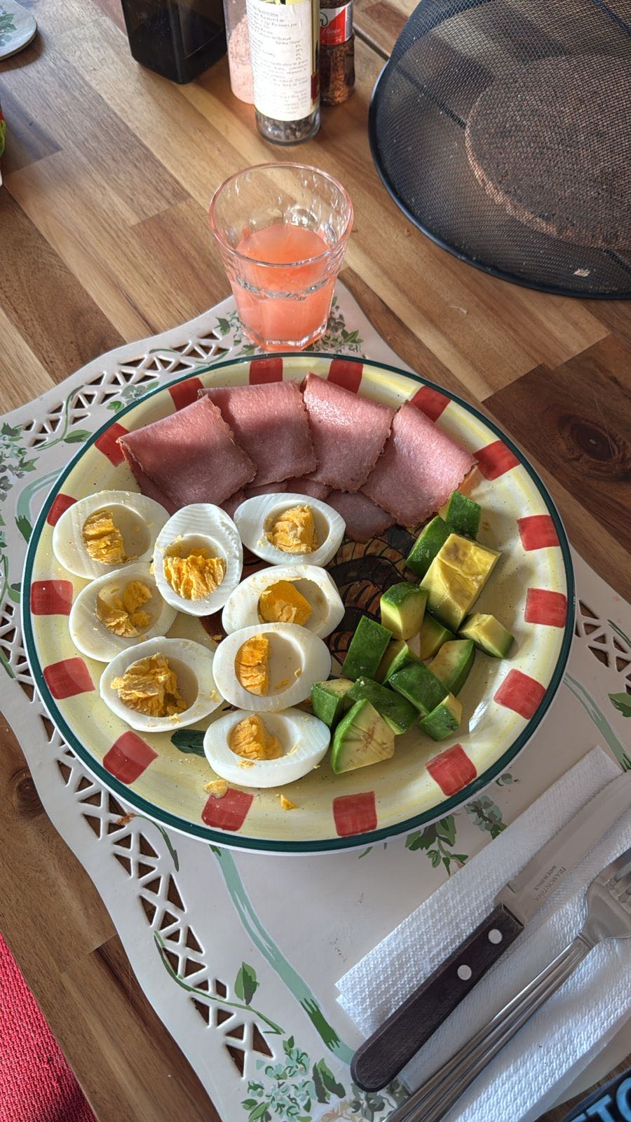 huevos con jamón y aguacate