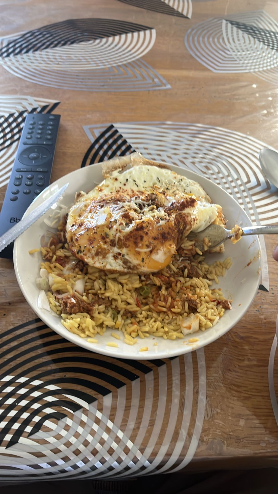 Riz aux légumes avec 3 œufs et thon à la sauce tomate