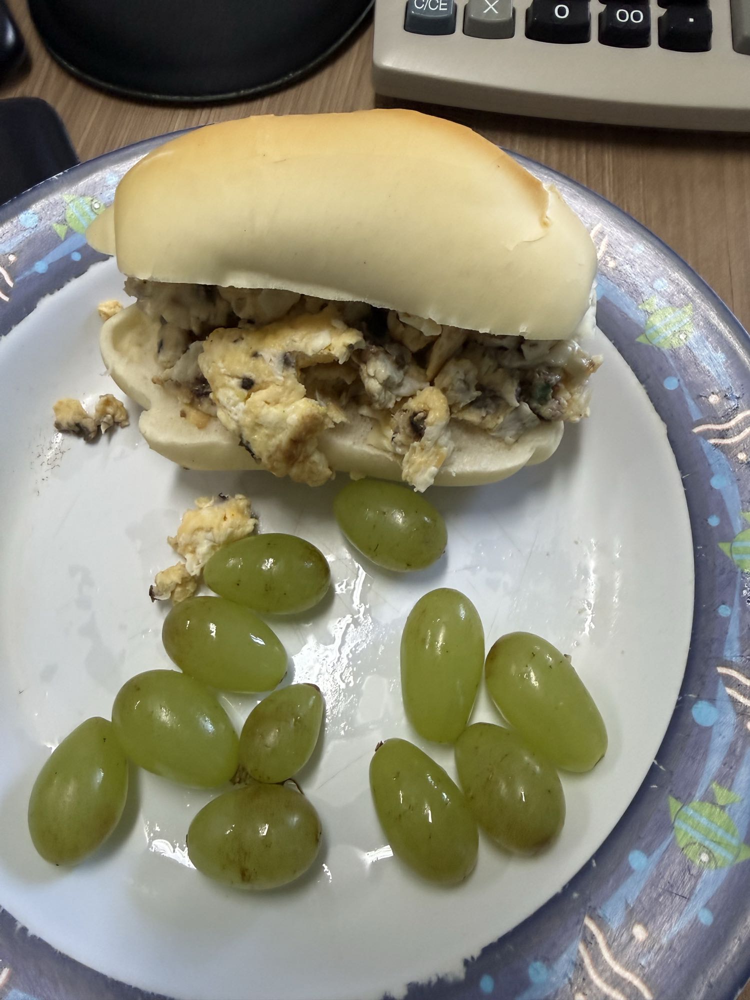 pão com ovo e uvas