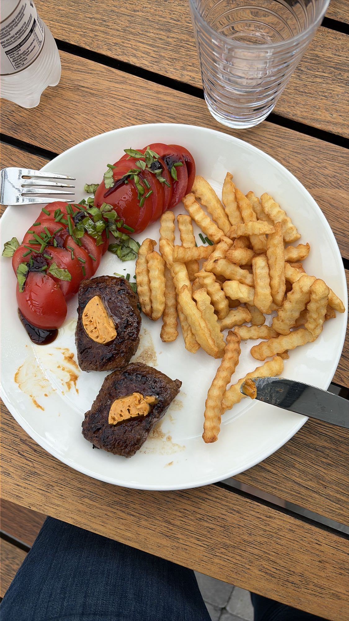 Biff med pommes och tomat