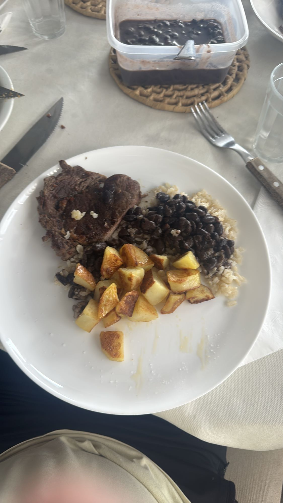 bife com arroz e feijão