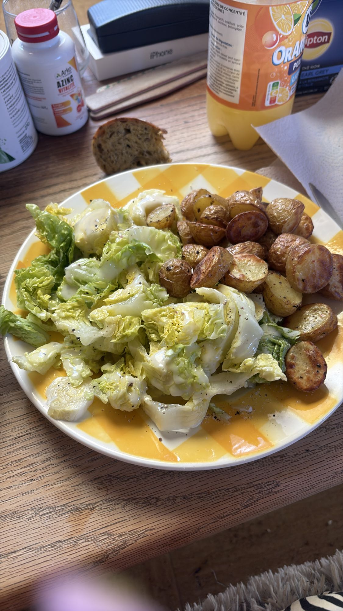 Salade et pommes rôties