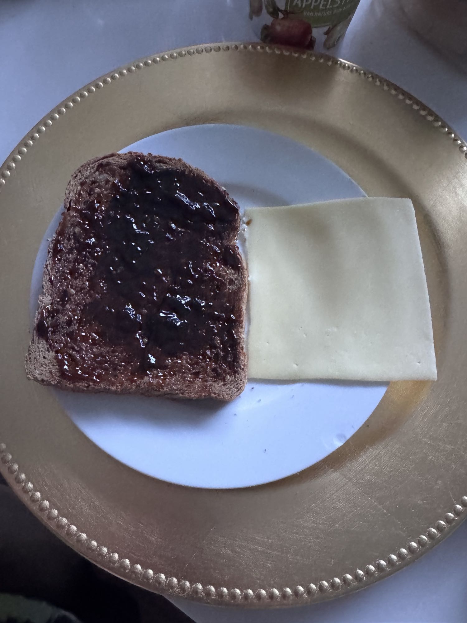 Boterham met jam en kaas