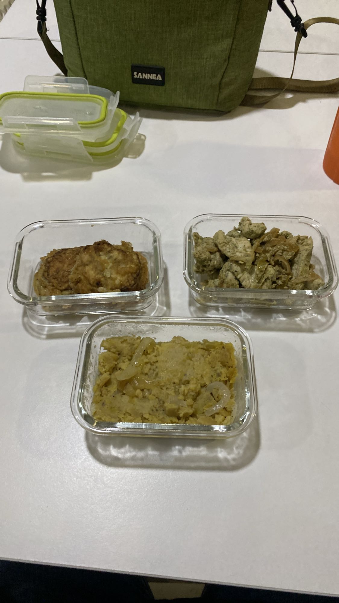 pollo con puré y cebolla