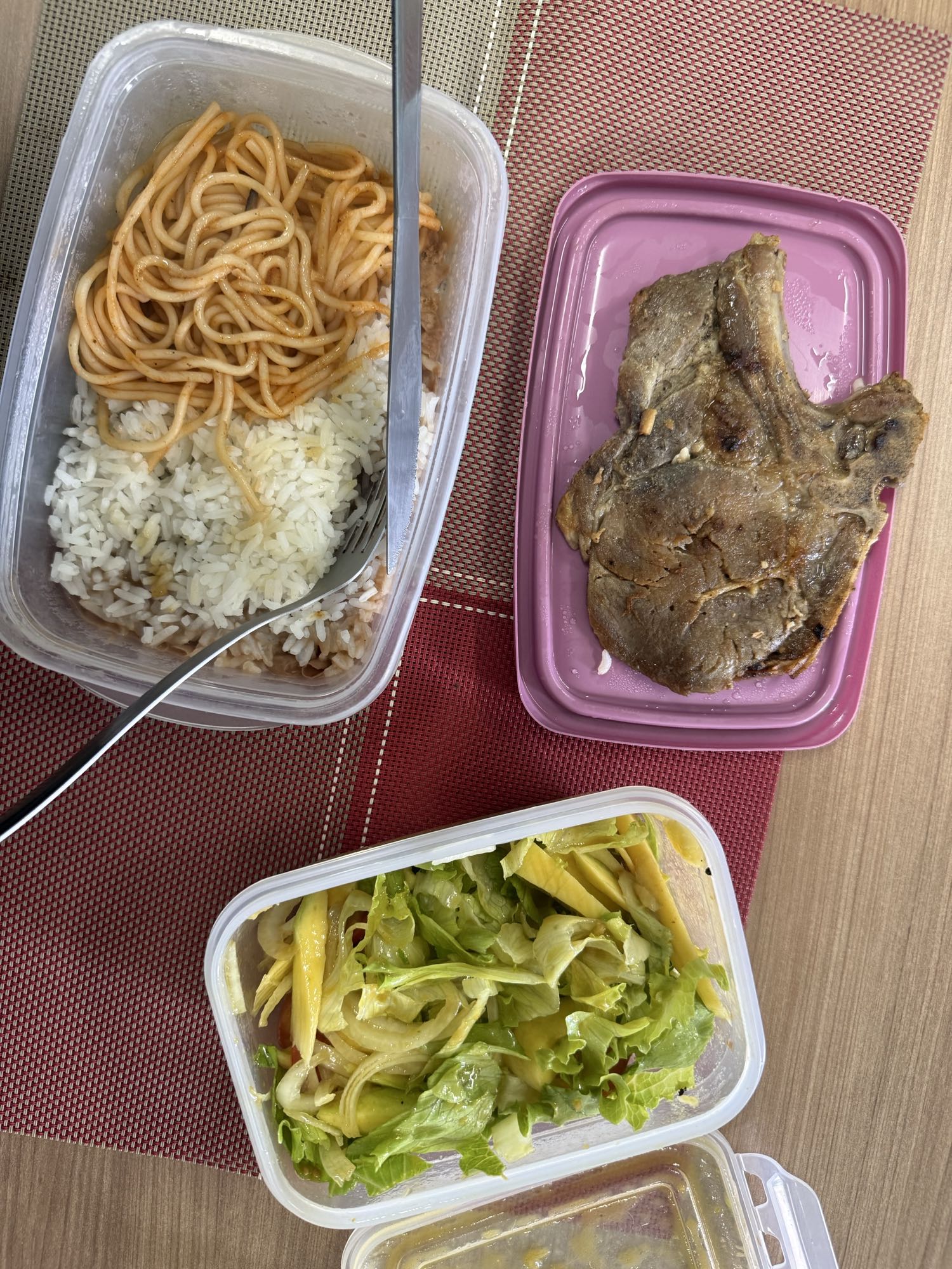 Arroz, macarrão e bisteca