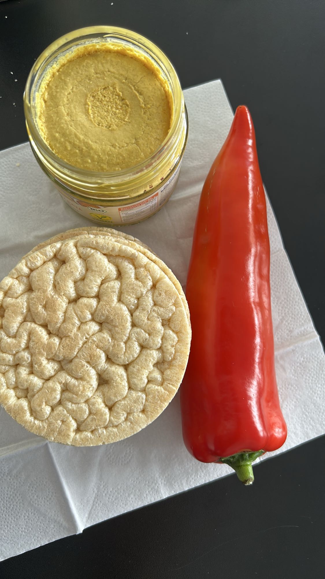 tortita con hummus y pimiento