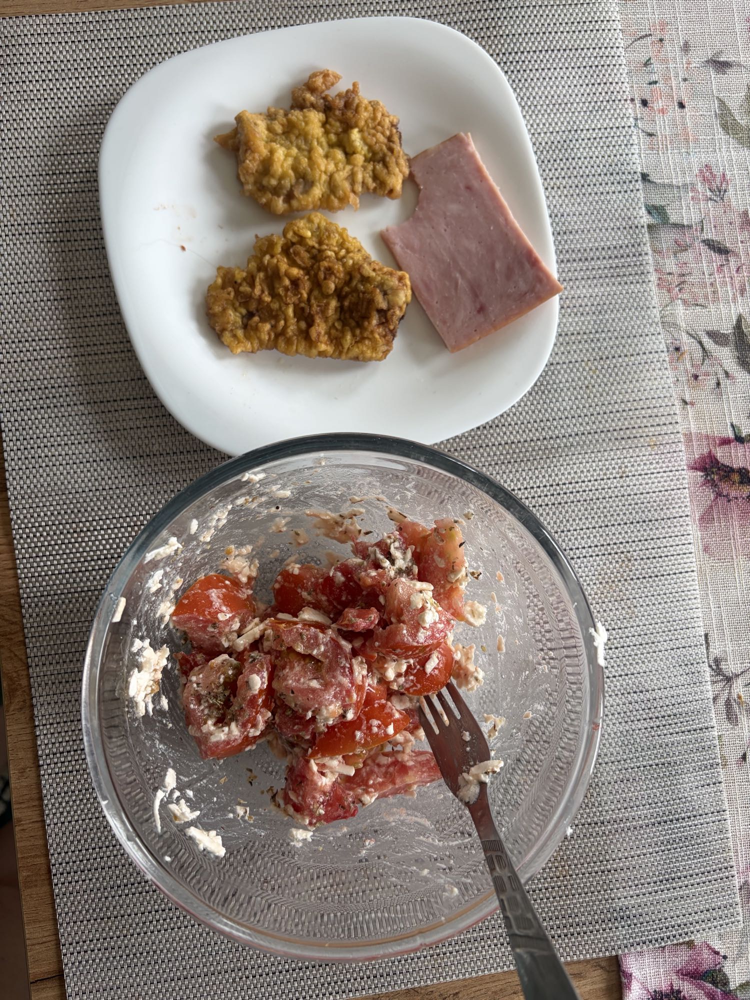 Șnițel cu salată și șuncă