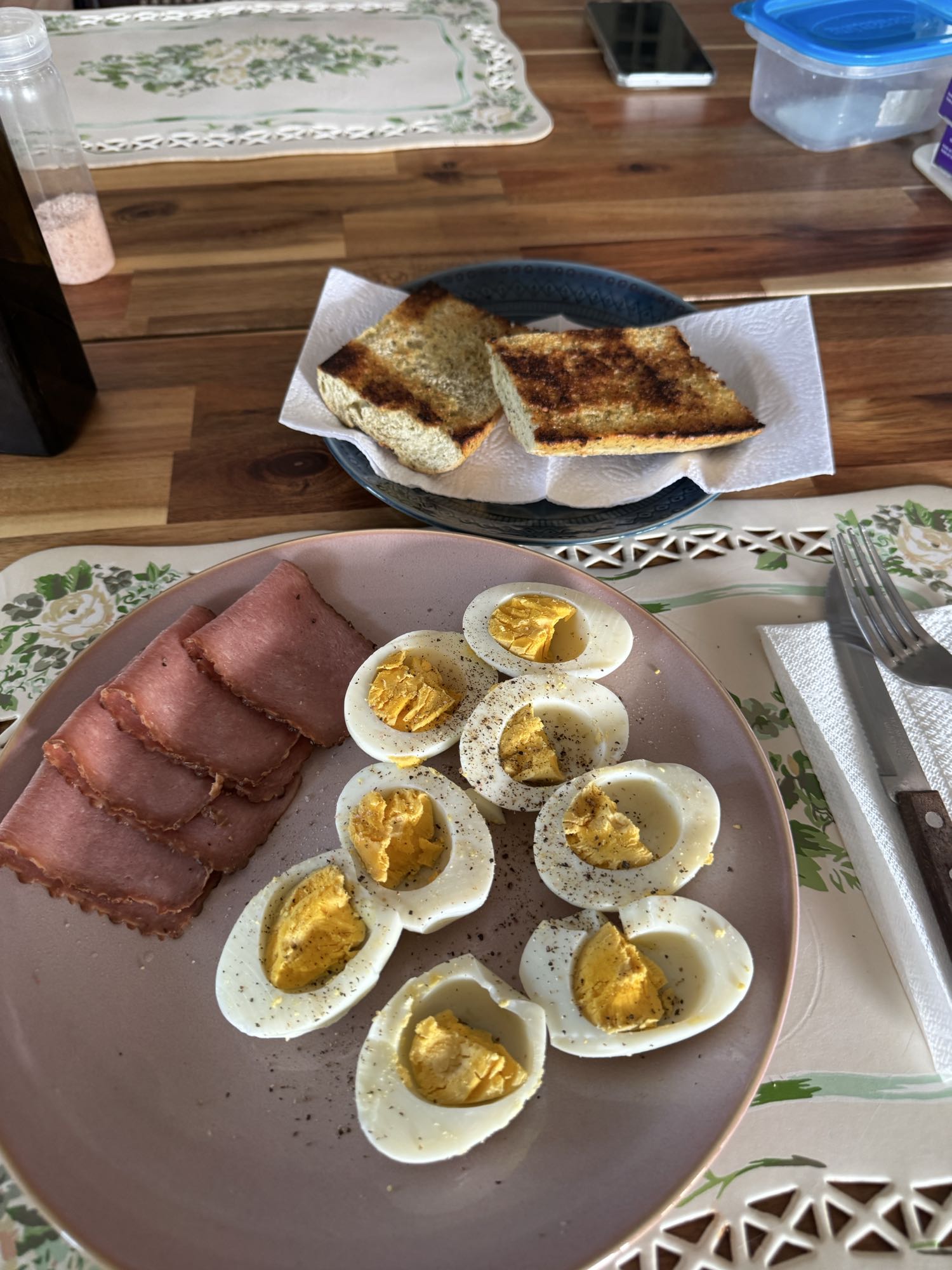 desayuno con huevos y pan