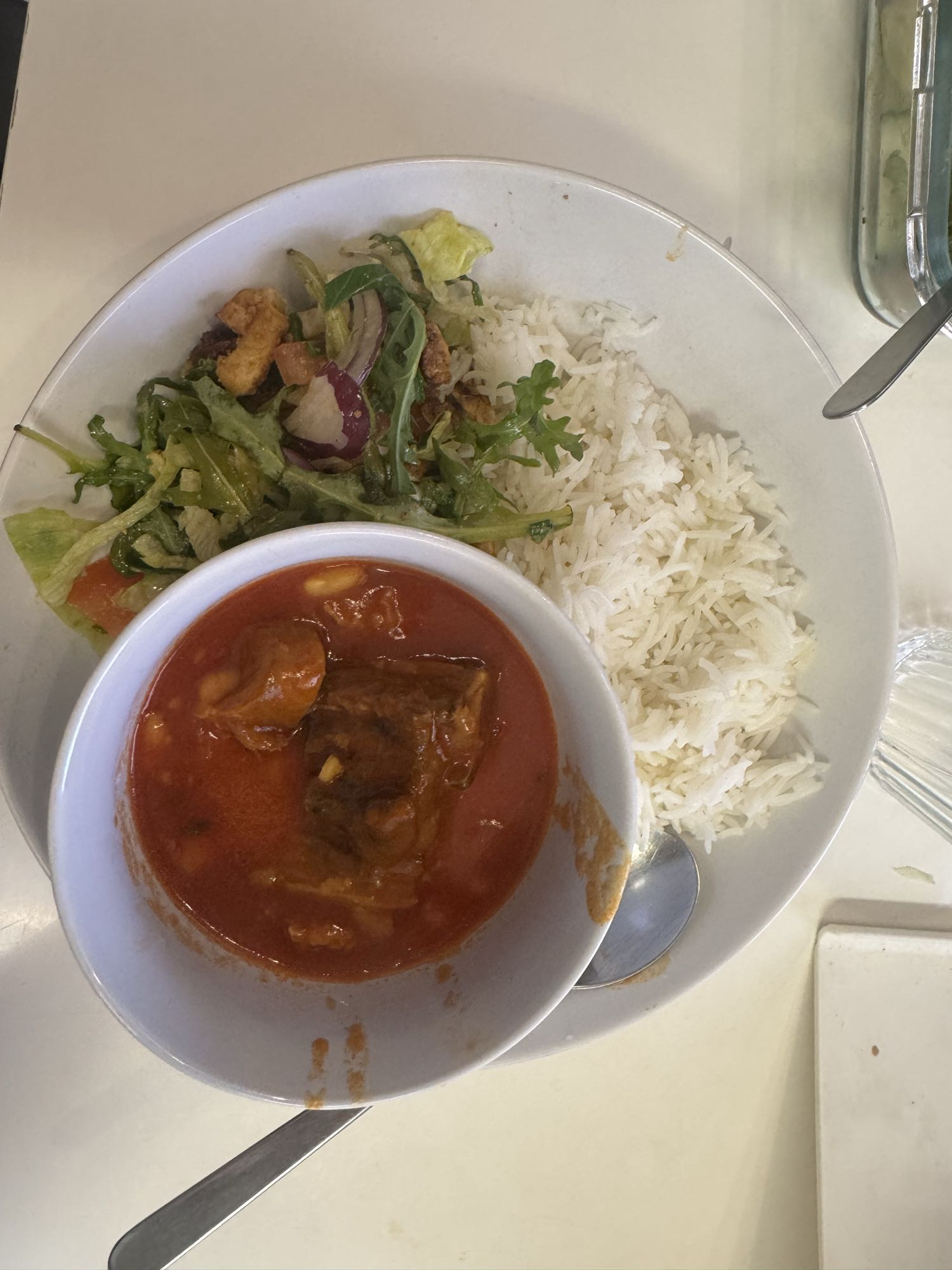 Ris med gryta och sallad