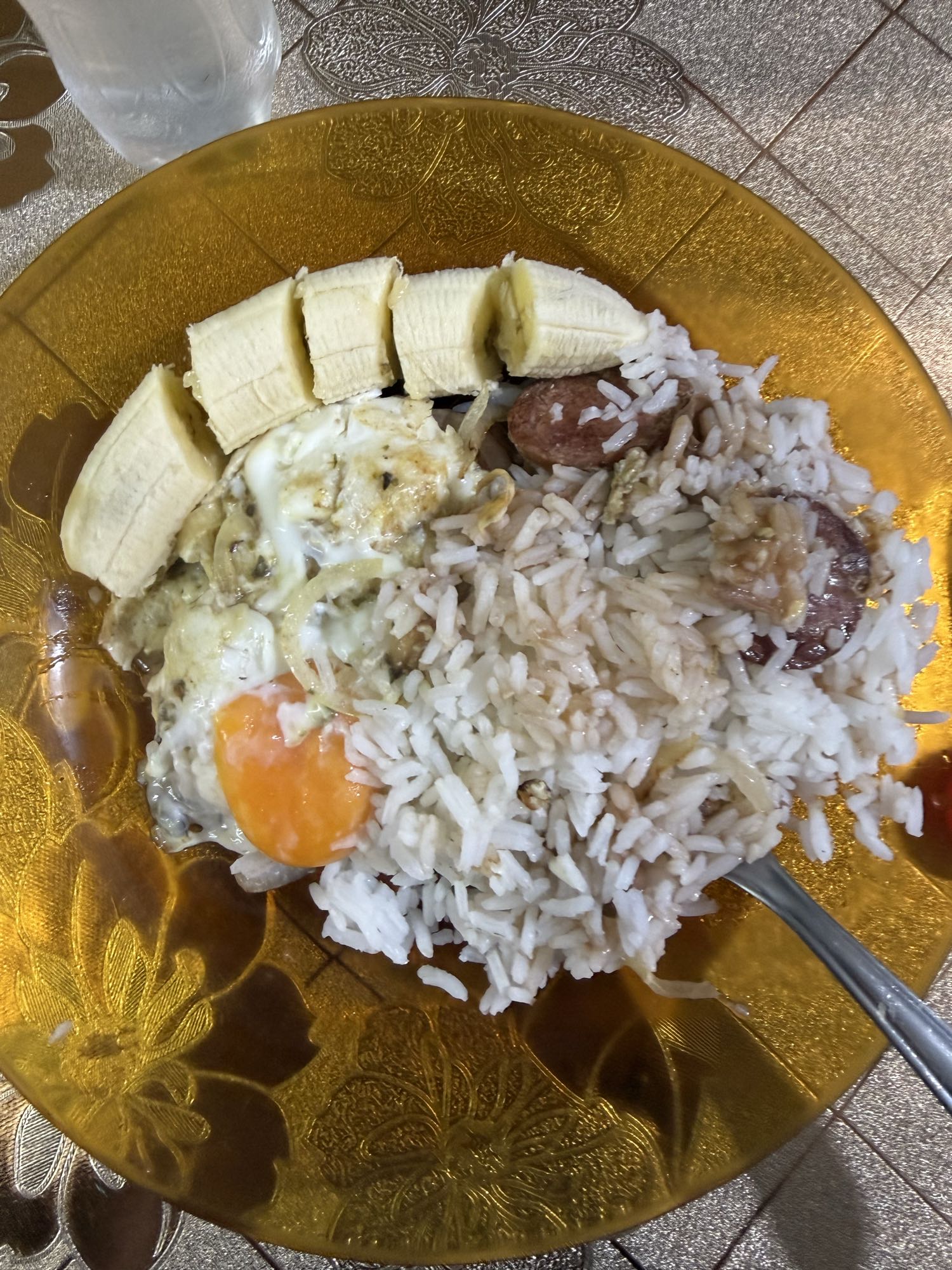Arroz com ovo e banana