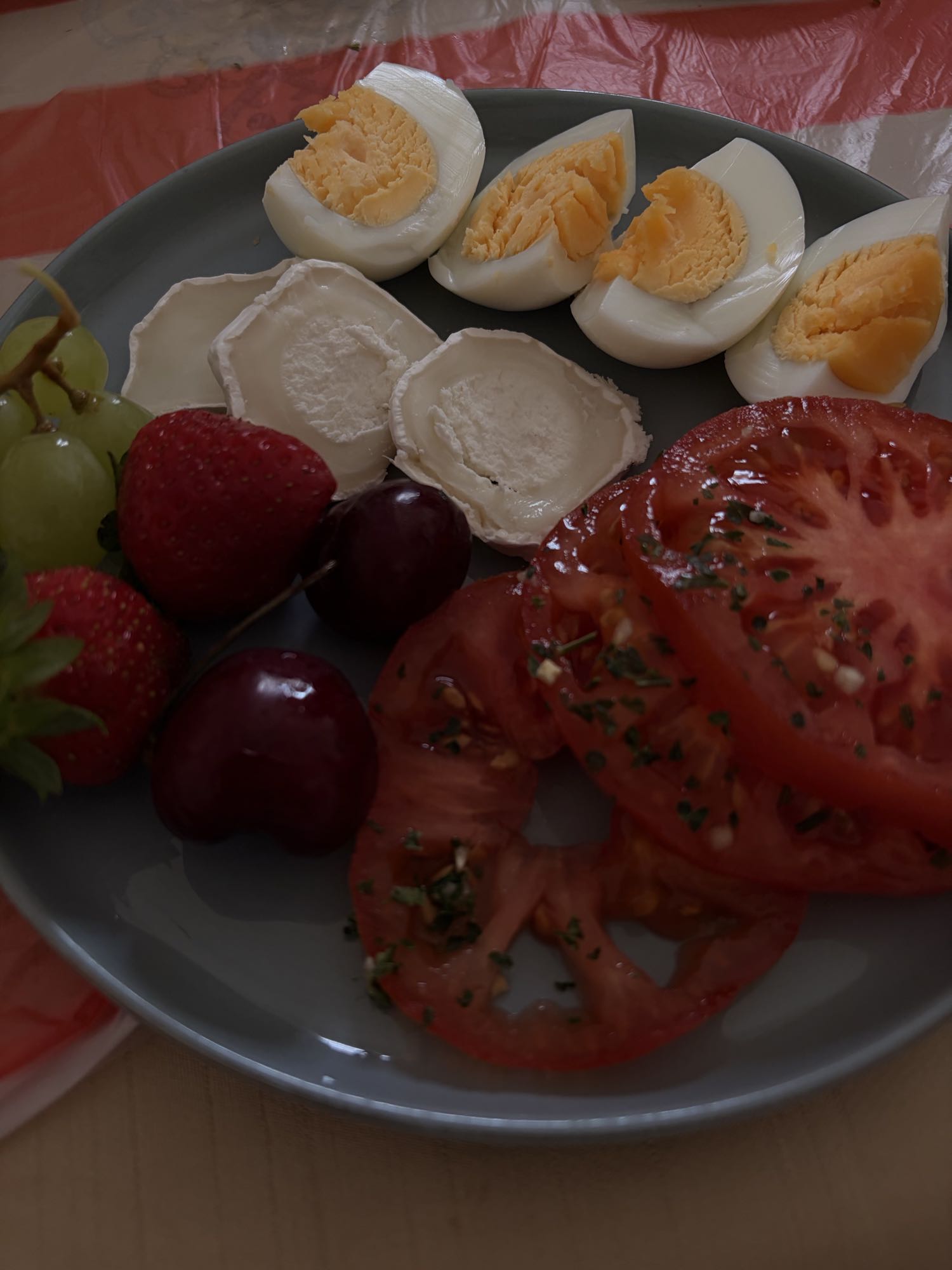 Assiette oeufs et fruits