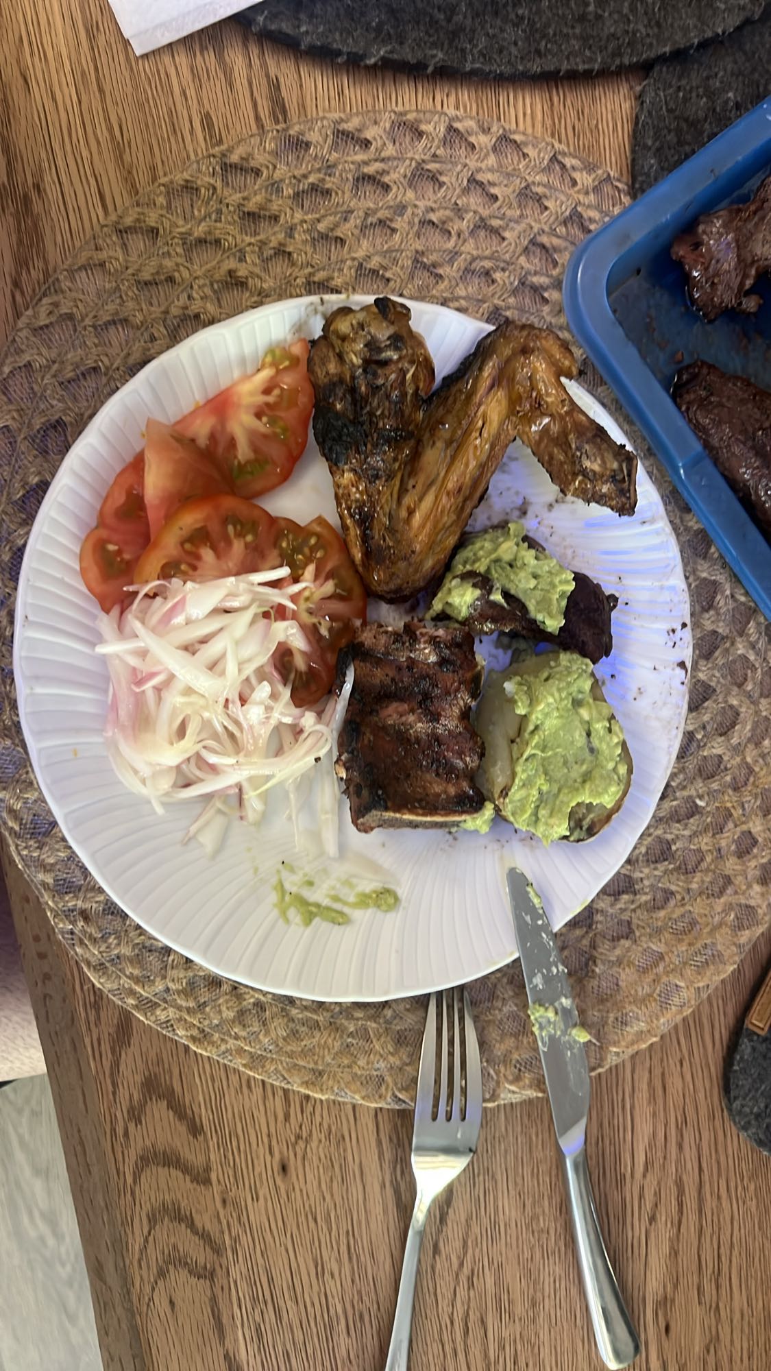 Pollo e costine con avocado