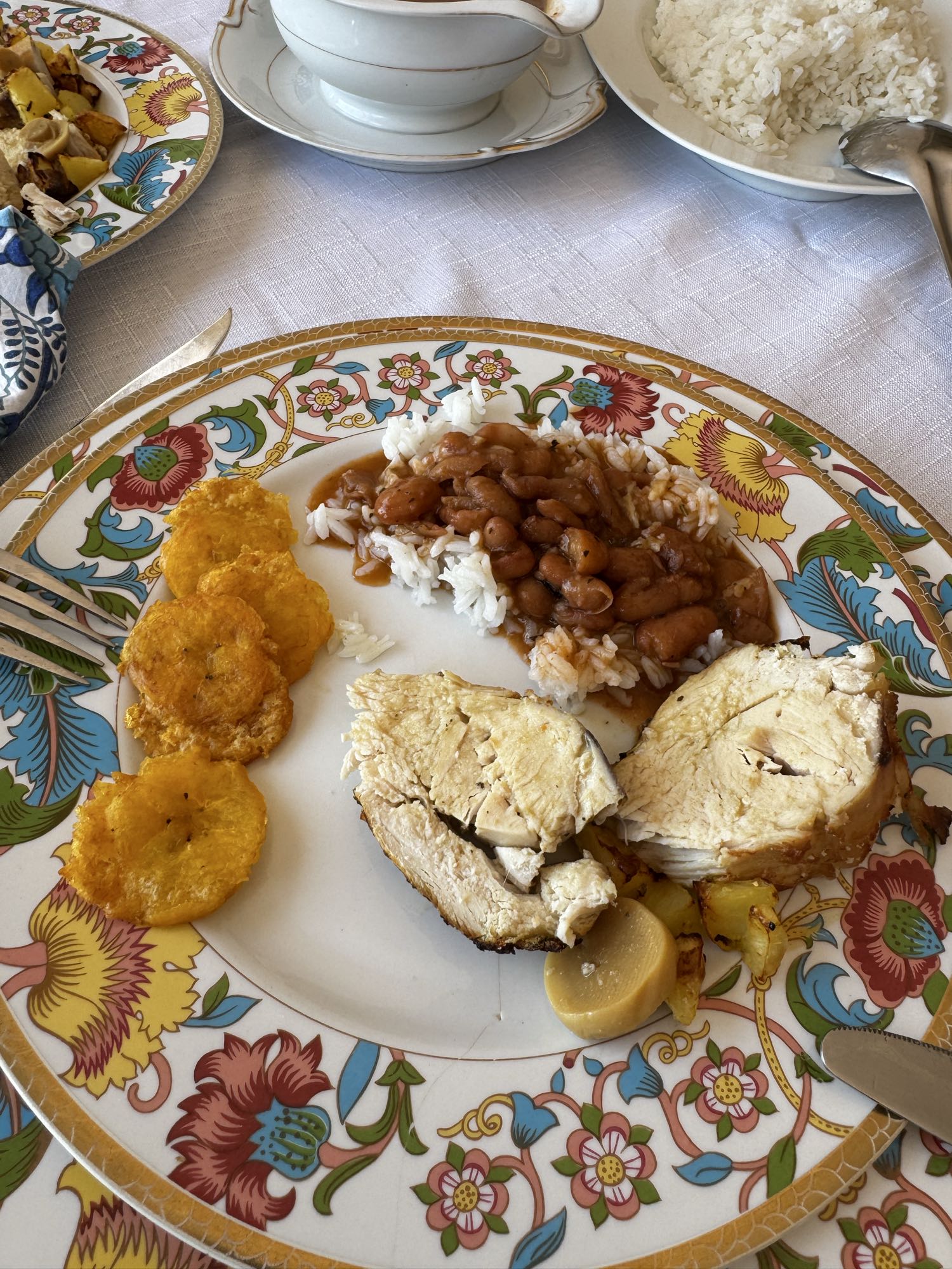 pollo con arroz y tajadas
