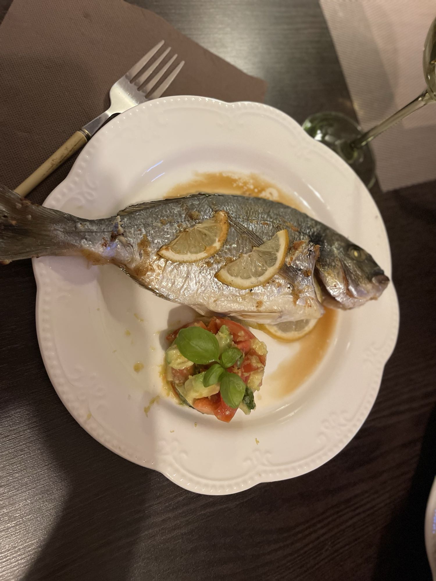 Запеченная рыба с салатом