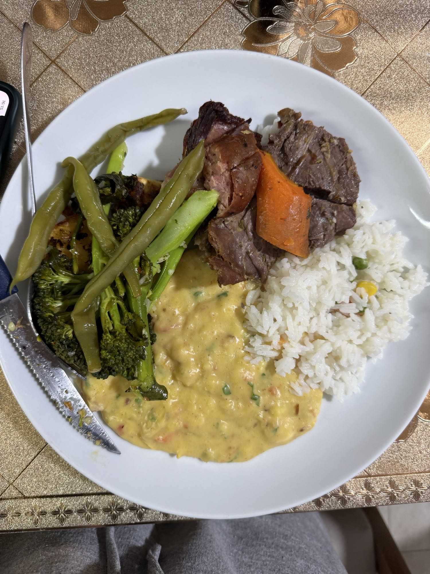 Carne com arroz e legumes