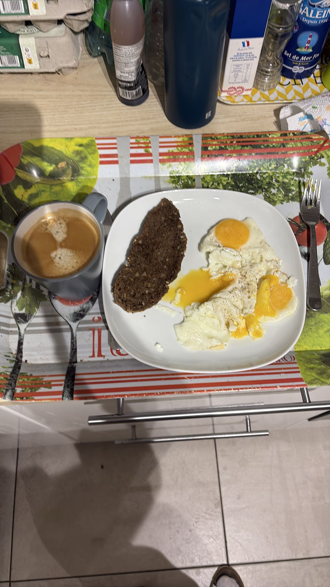 Oeufs au plat et pain