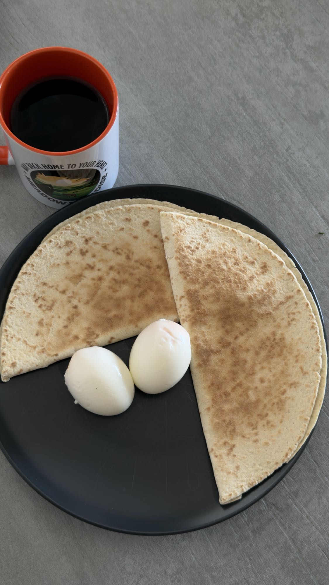 лепешка с яйцами и кофе