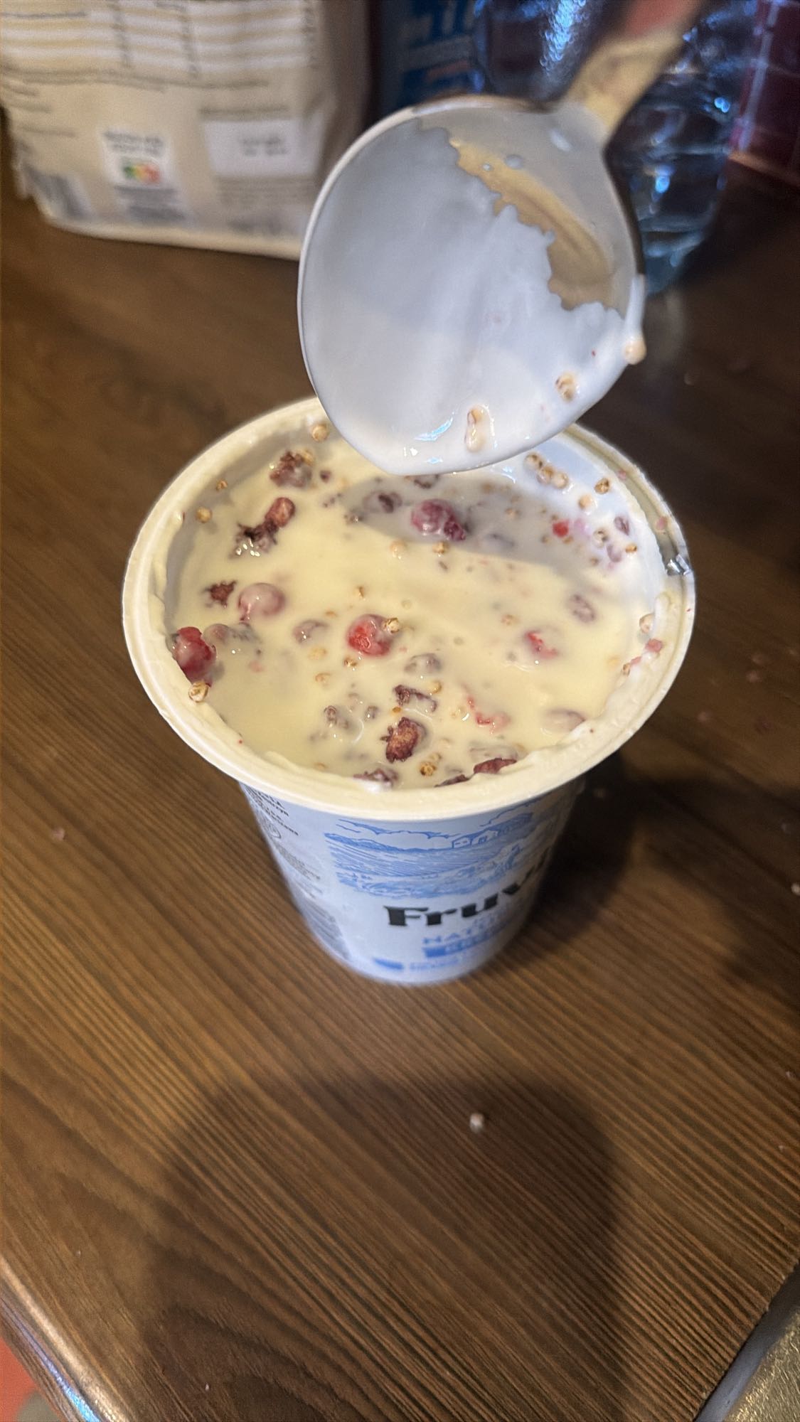 Jogurt z owocami i chrupkami