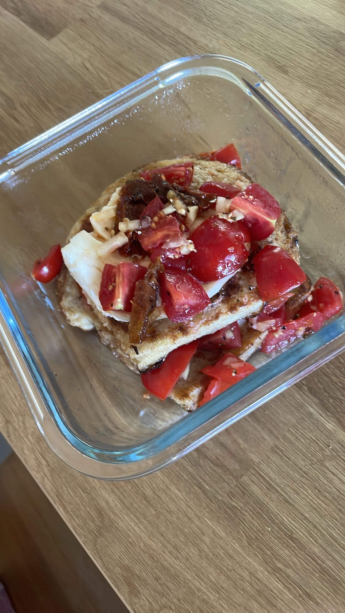 Tosty francuskie z chleba graham z mozzarellą, pomidorem, cebulą i suszonymi pomidorami