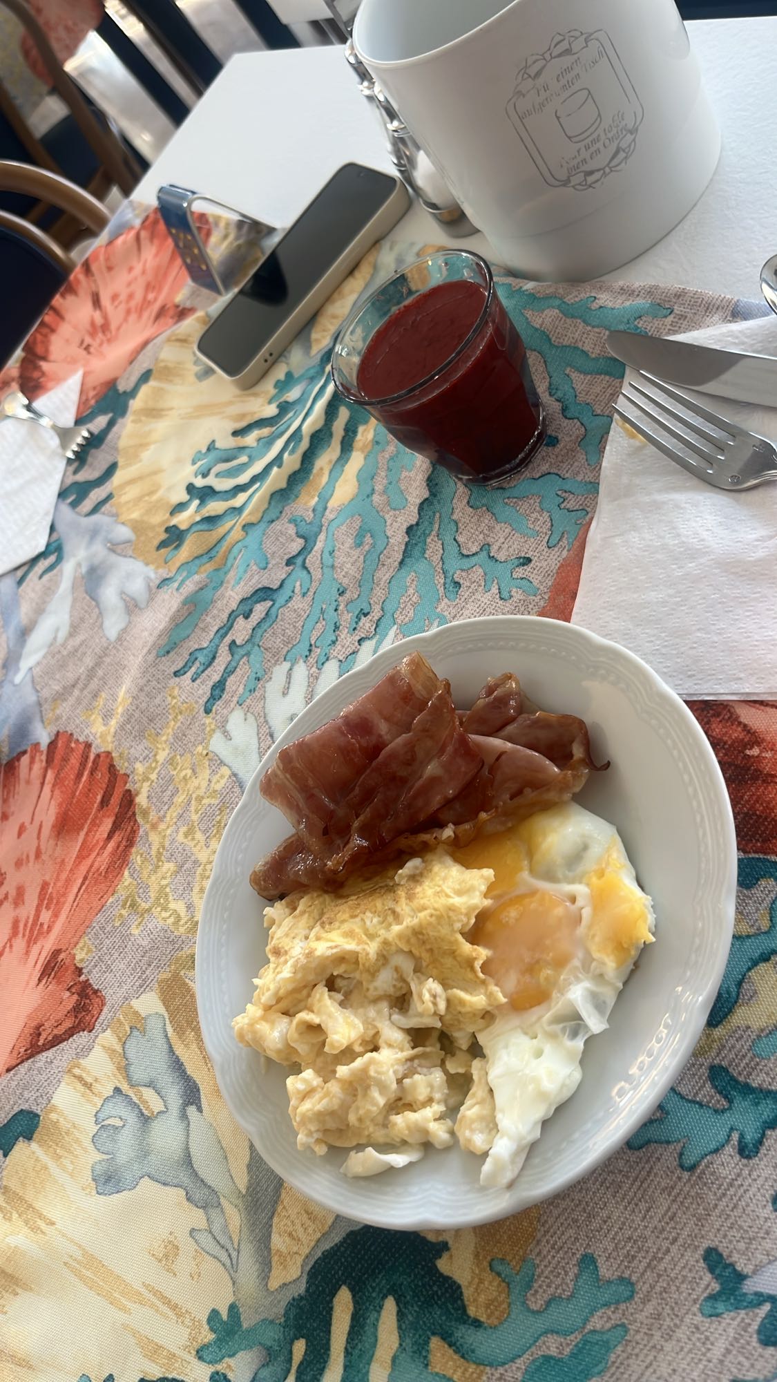 Colazione uova e succo