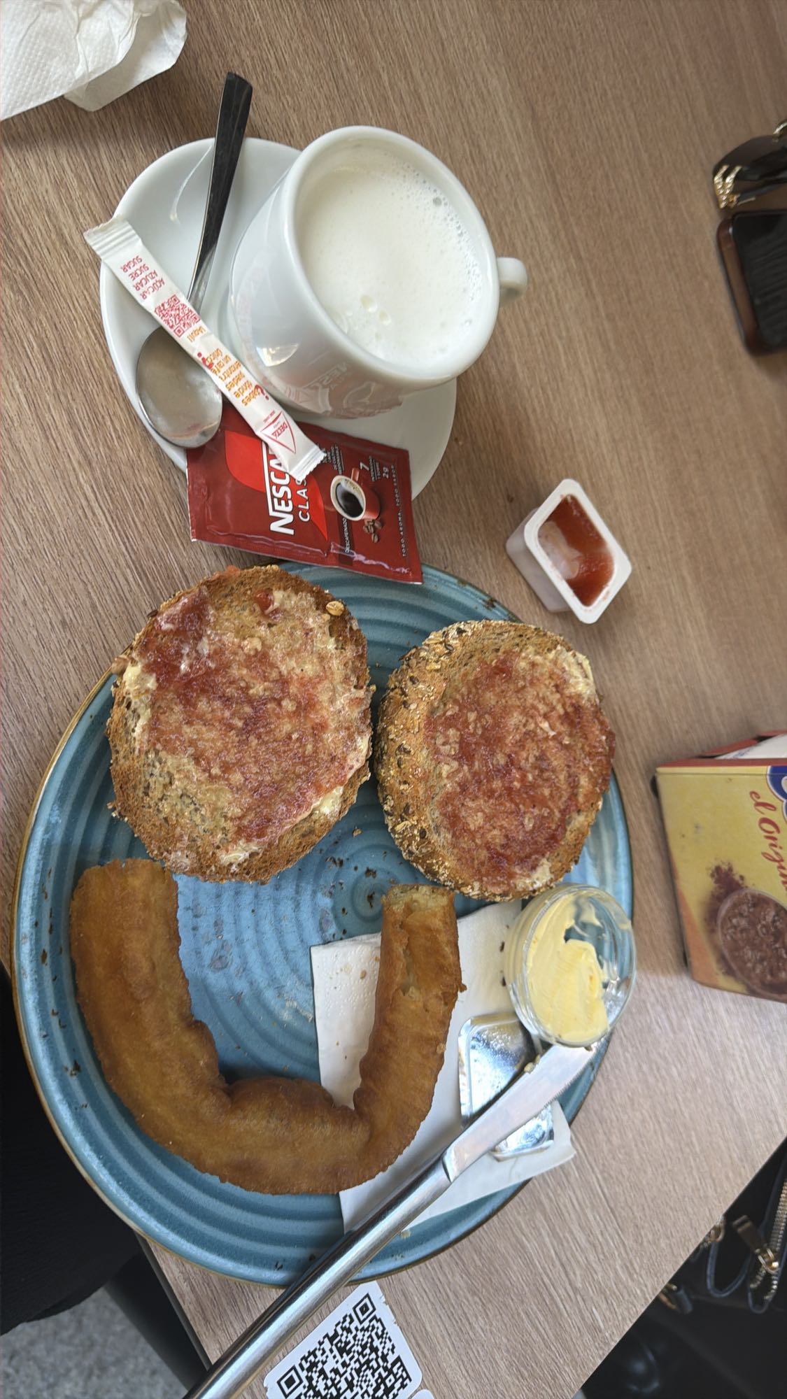 desayuno con pan y cafe
