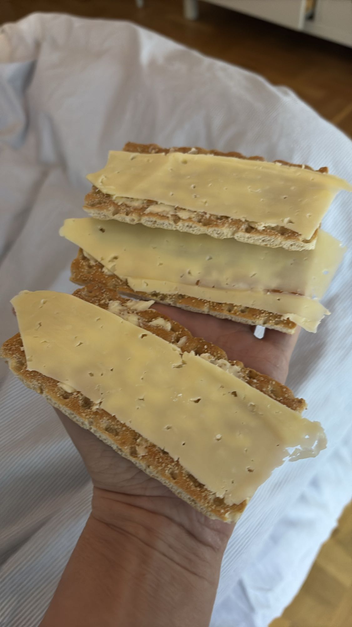 Knäckebröd med ost och kexchoklad