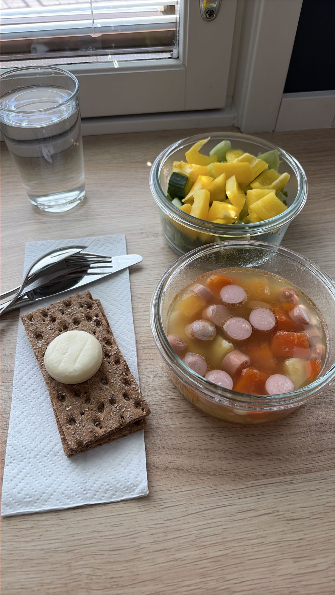 Korvsoppa med sallad