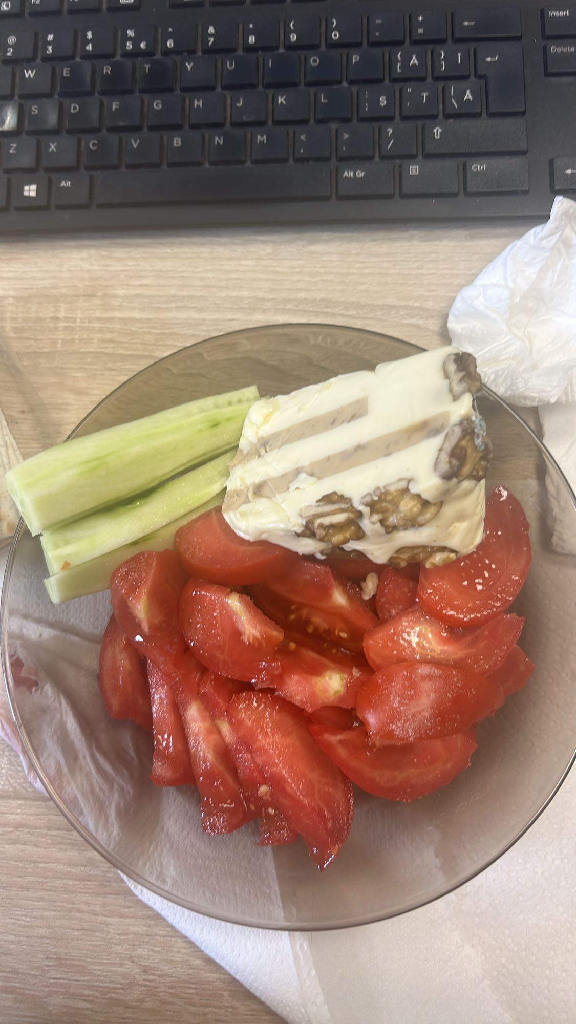 Salată cu brânză și nuci