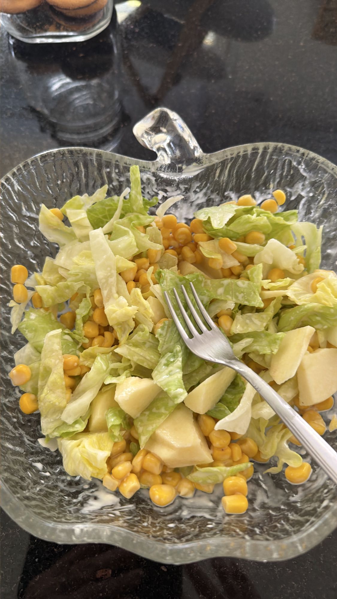 Salat mit Mais und Apfel