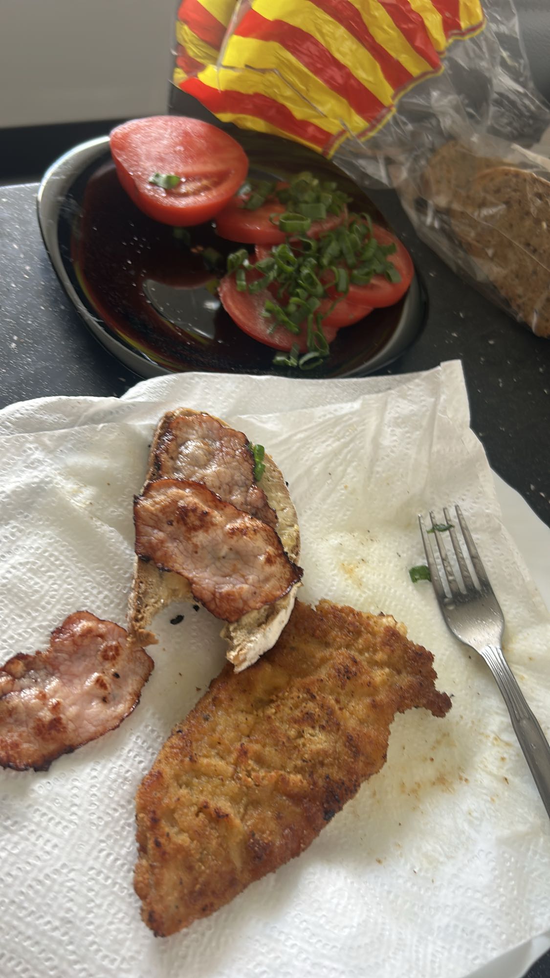 Kotlet z boczkiem i pomidorem