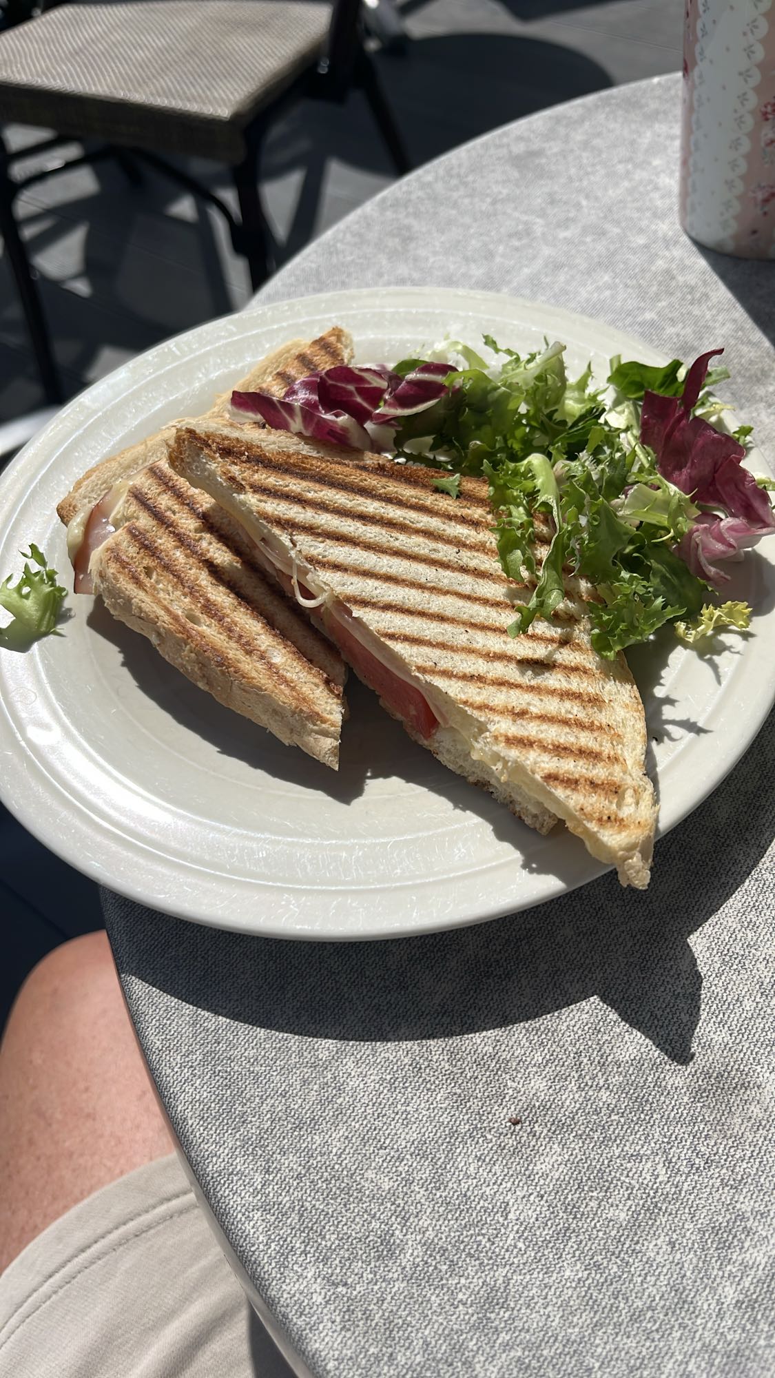 Grillad toast med sallad