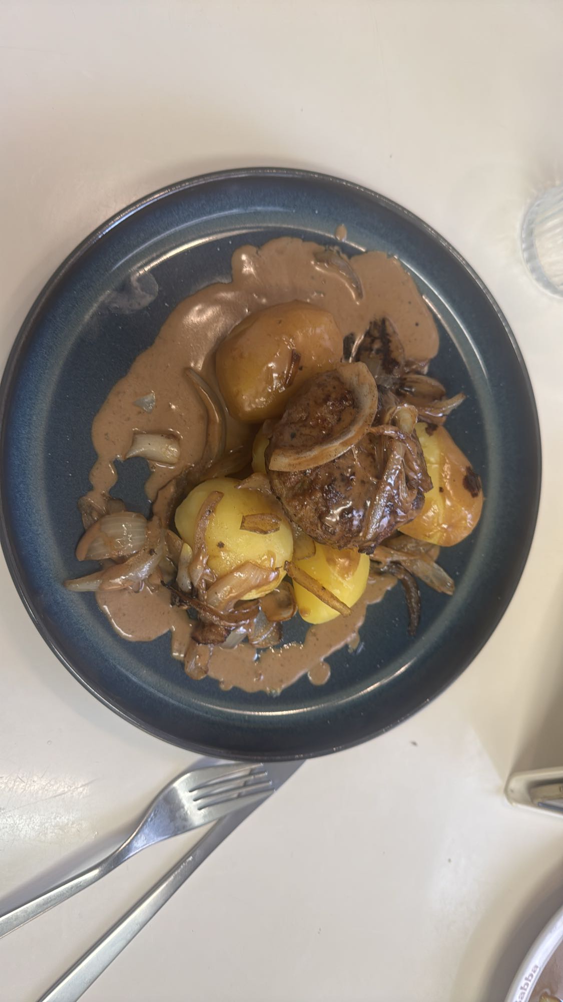 Kött med potatis och sås