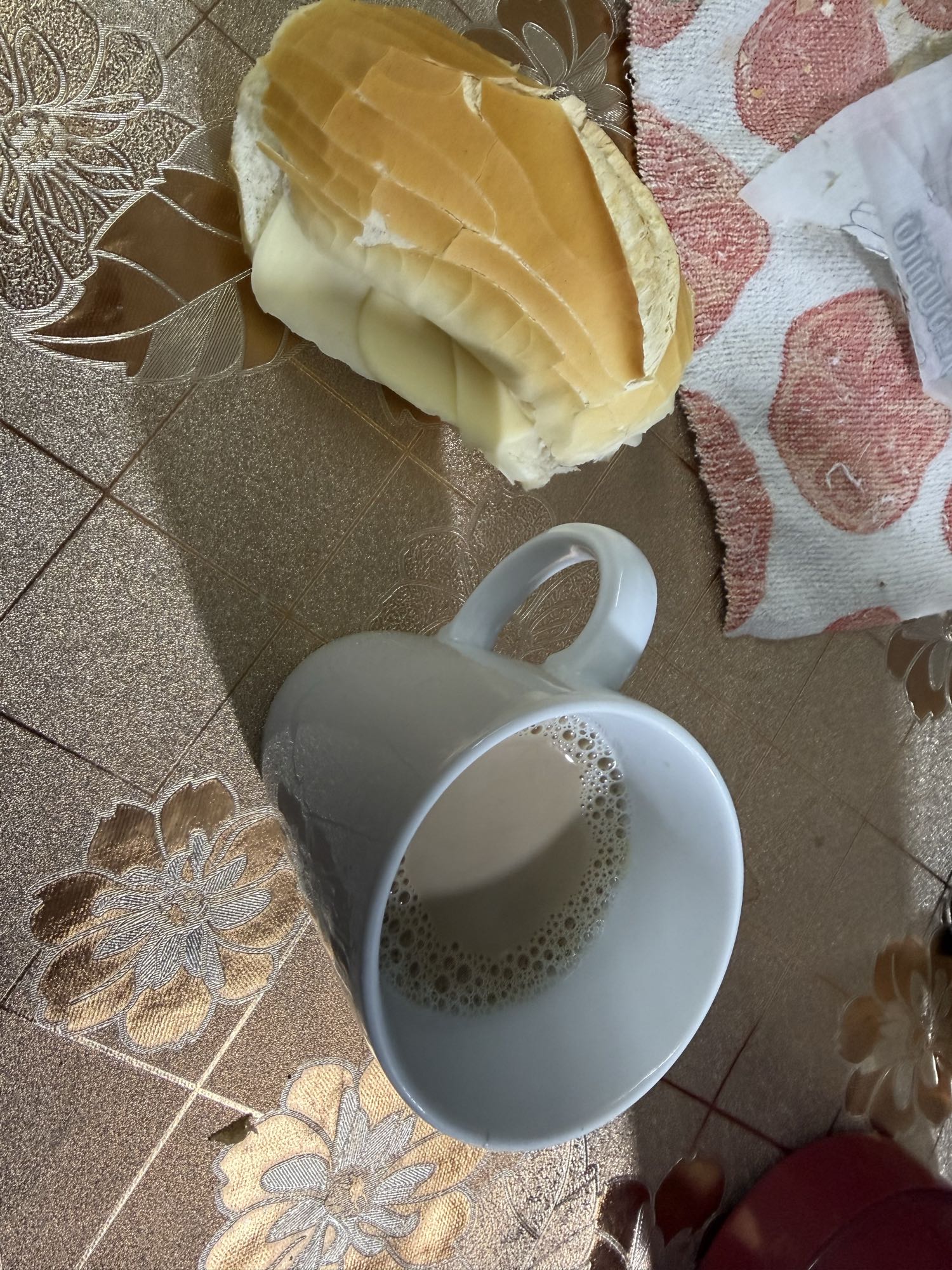 pão com queijo e café