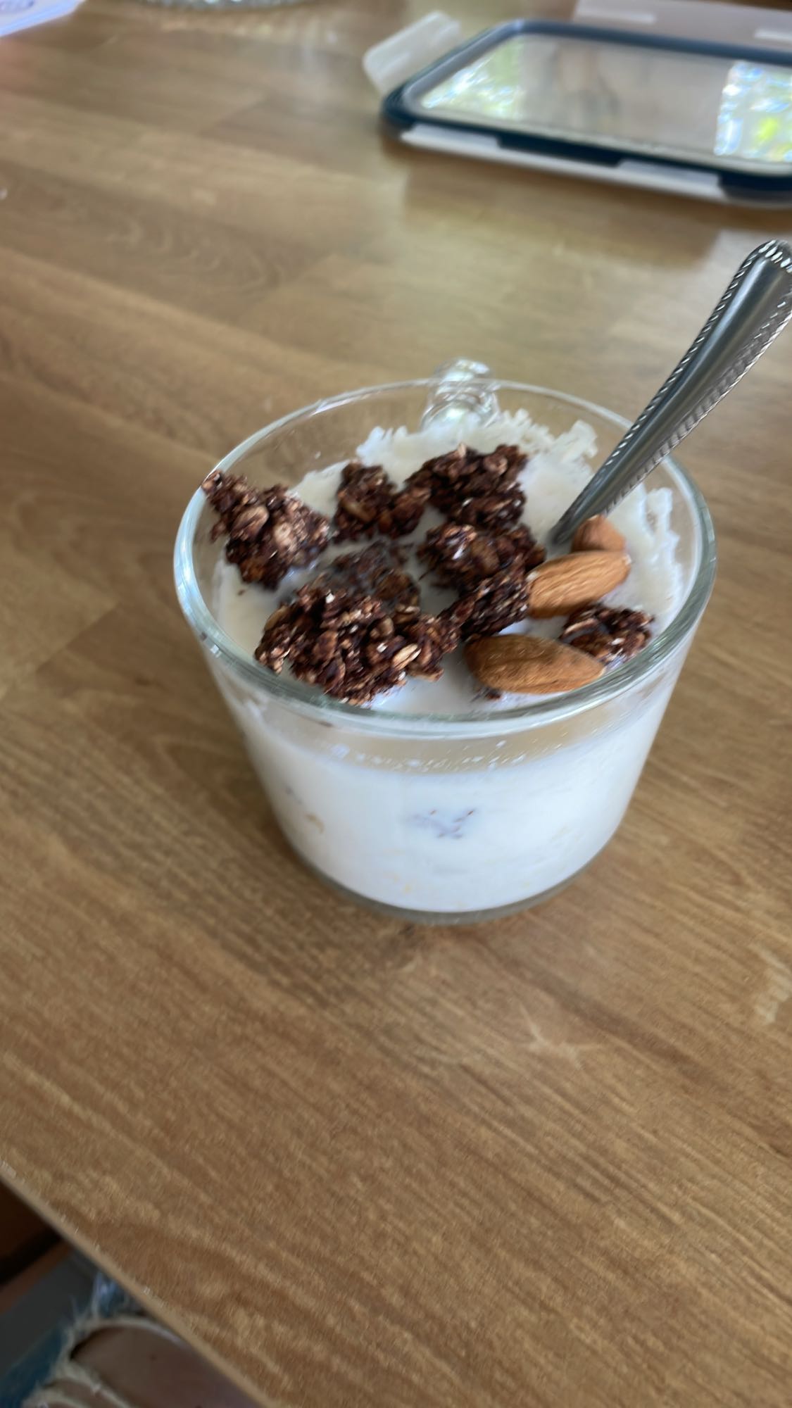 Jogurt z granolą