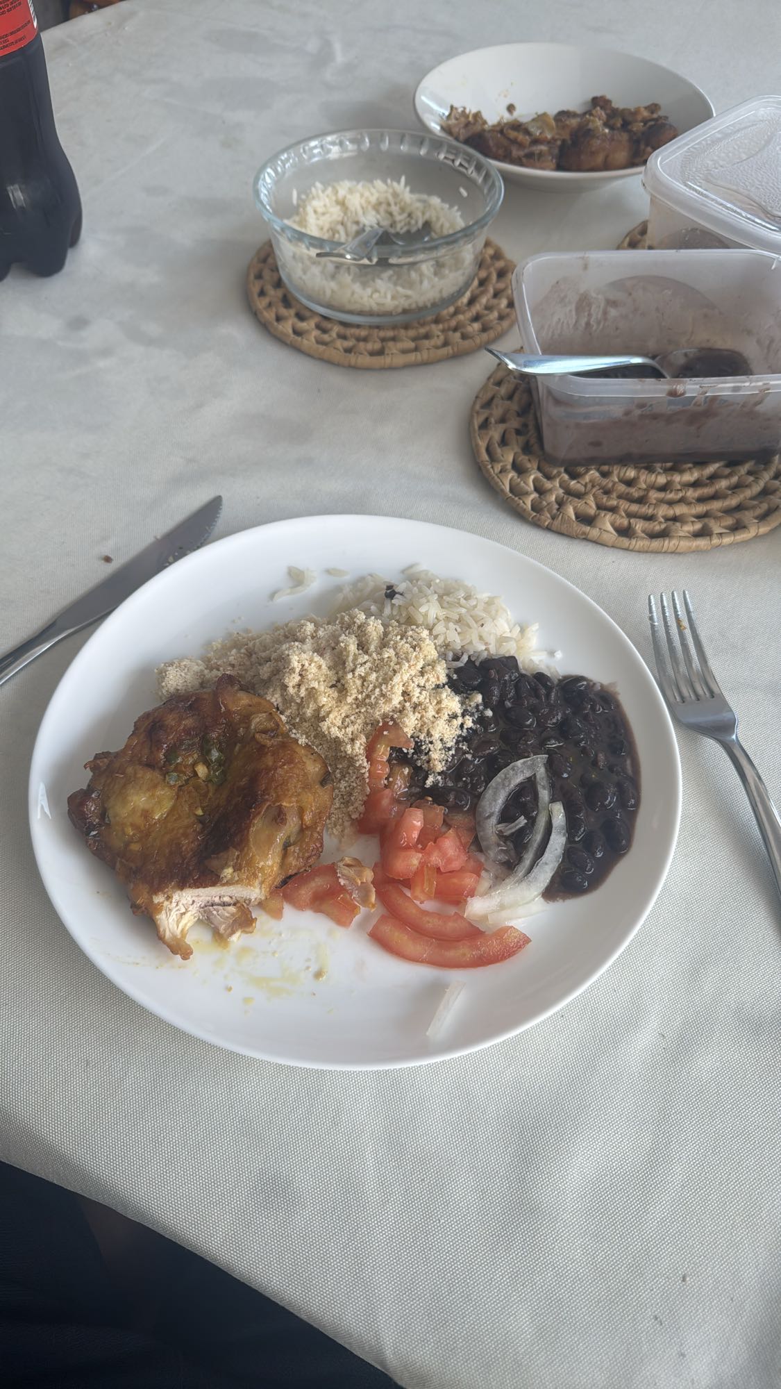 Frango com arroz e feijão