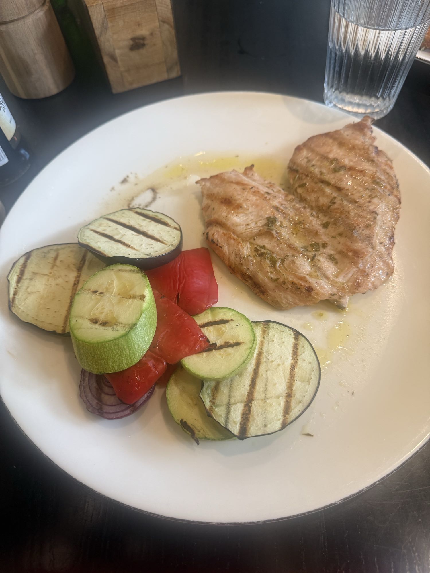 Piept de pui cu legume