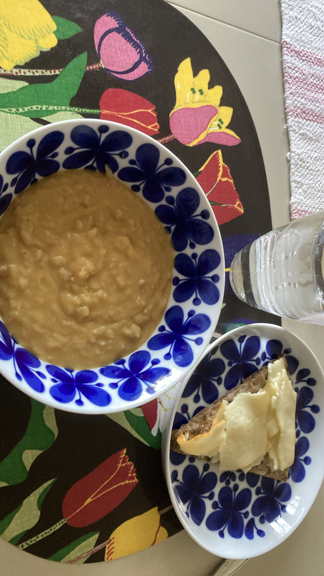 Ärtsoppa med ostsmörgås