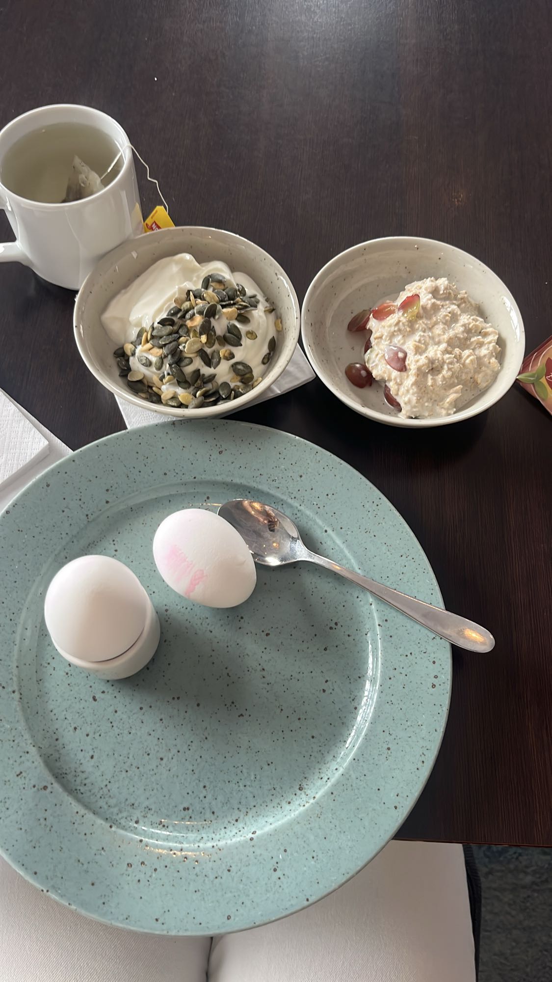 Frukost med ägg och yoghurt