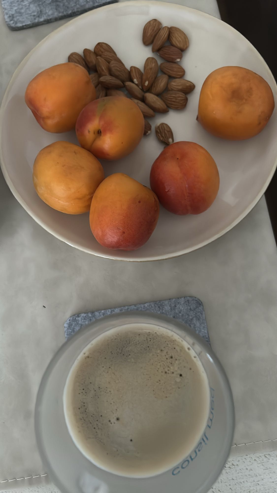 albaricoque con almendra y cafe