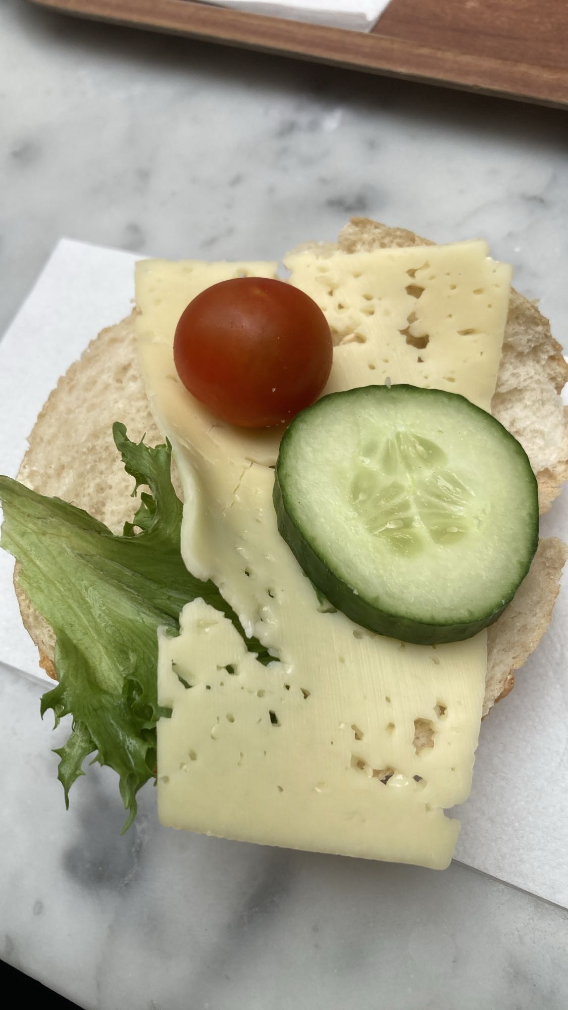 Ostsmörgås med grönsaker