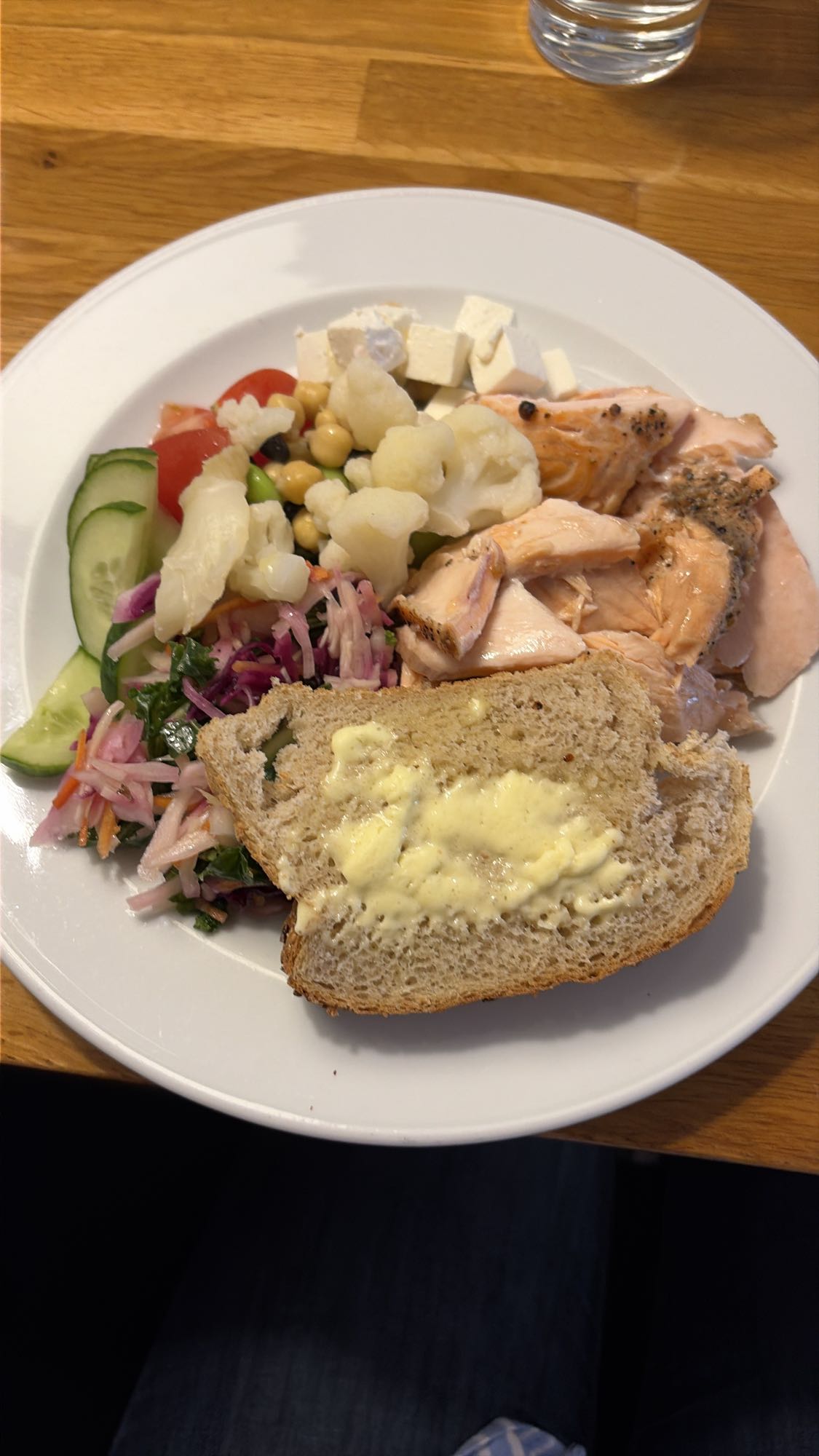 Lax med sallad och bröd