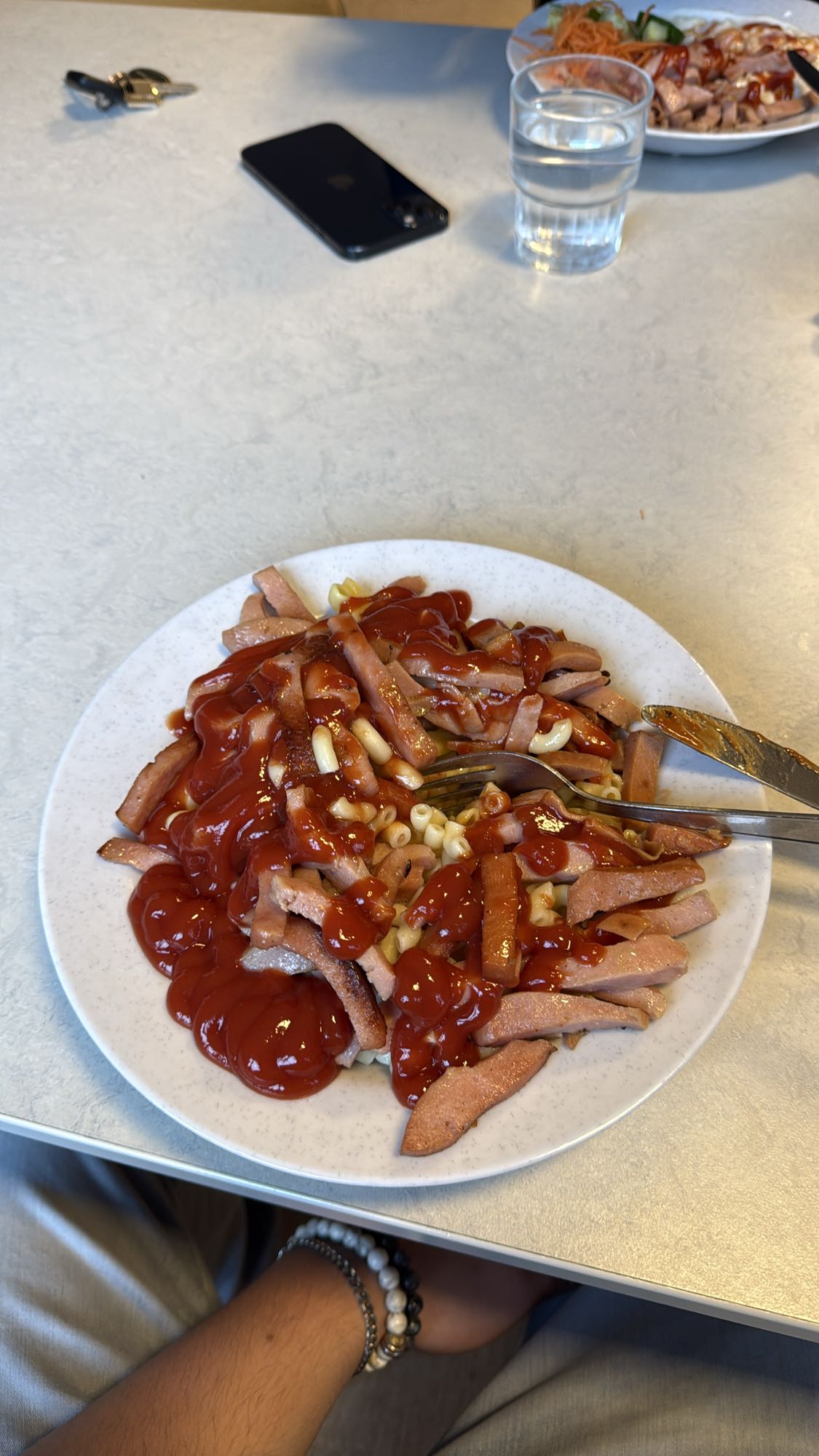 Makaron med korv och ketchup