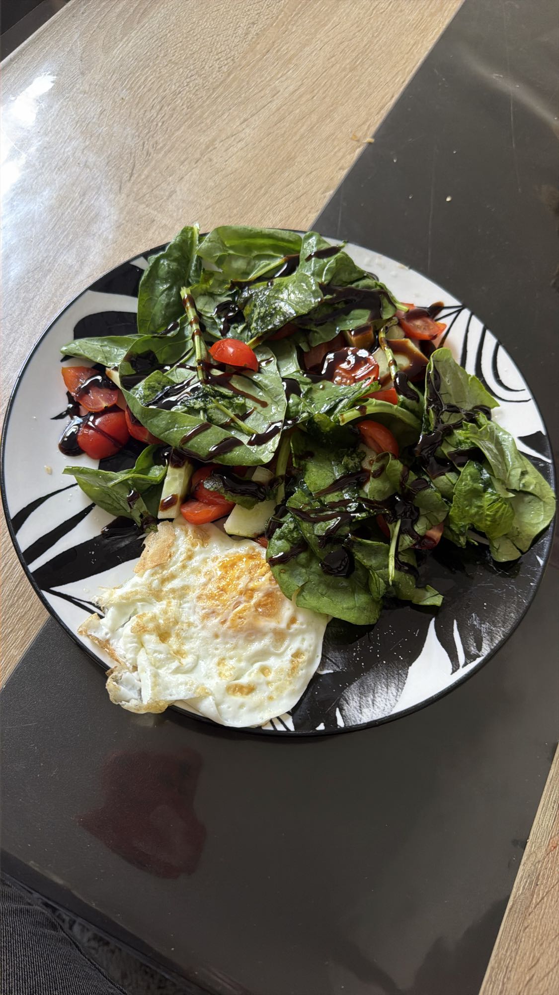 Salată cu ou și avocado