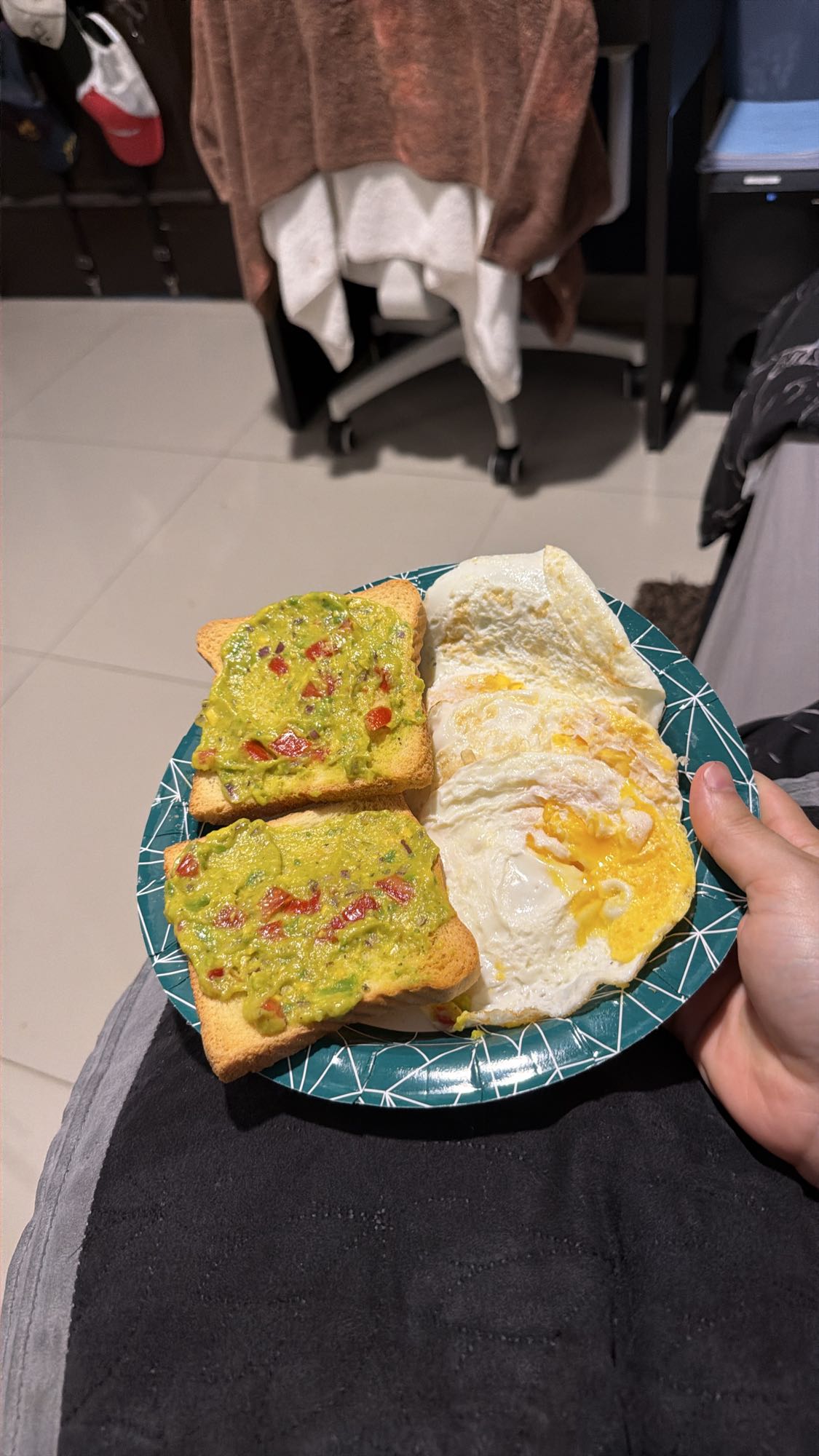2 tostadas con guacamole y 3 huevos
