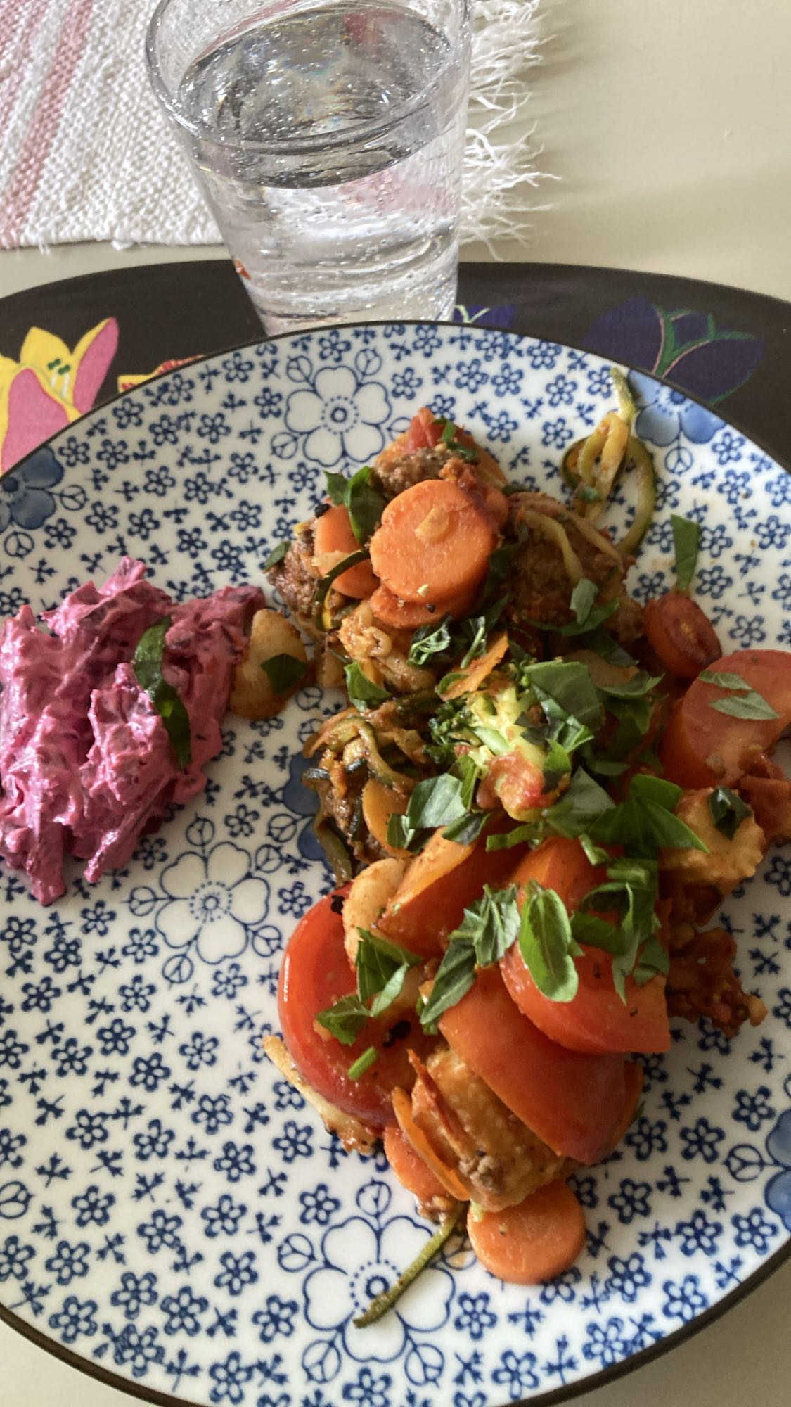 Köttbullar med rödbetssallad
