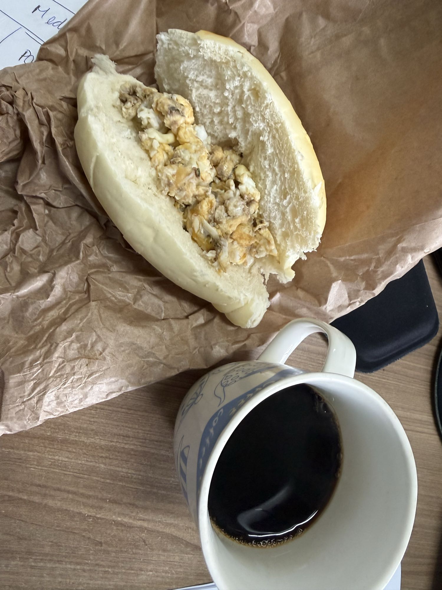 Pão com ovo mexido
