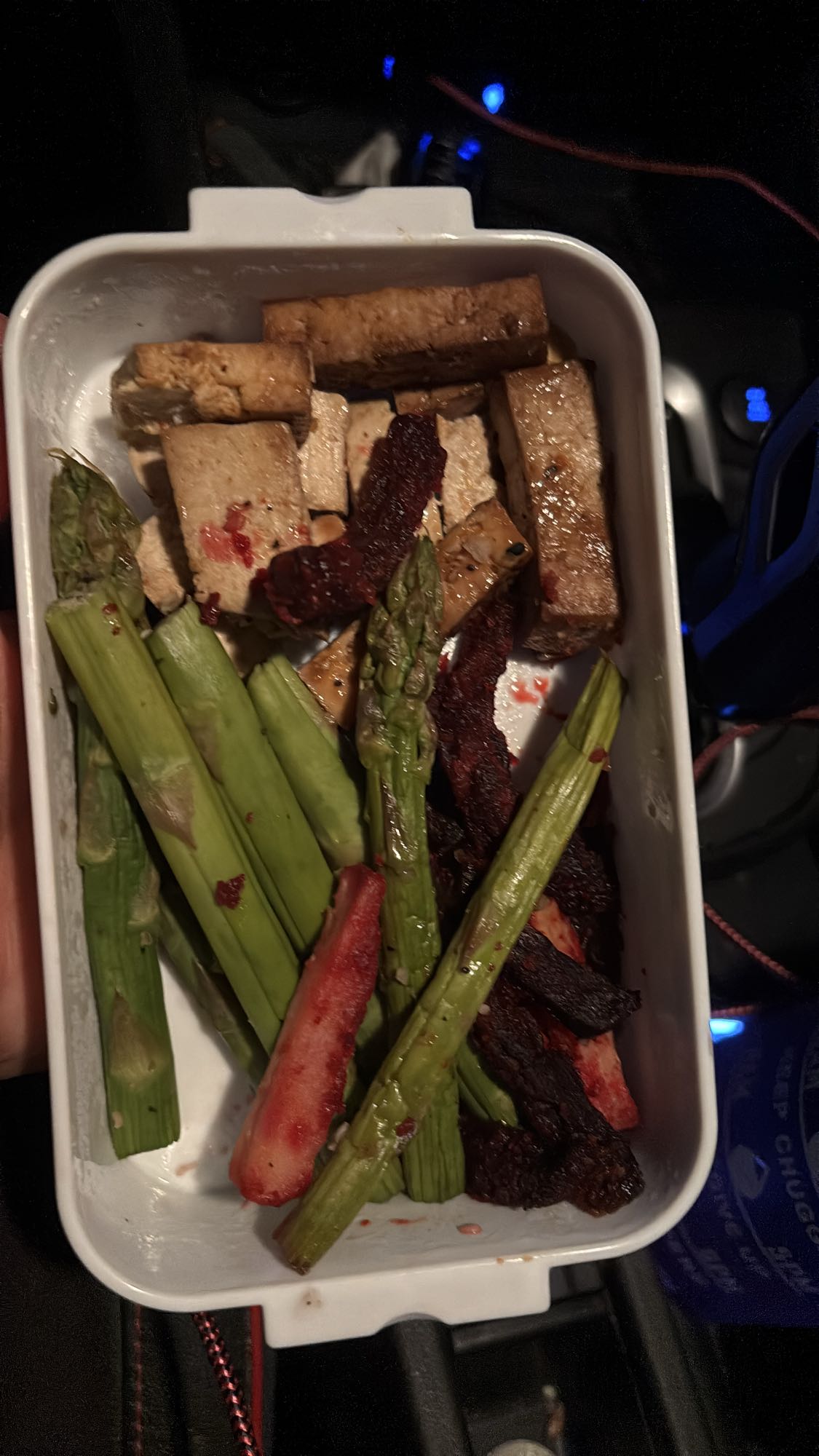 Tofu, asperges et betterave