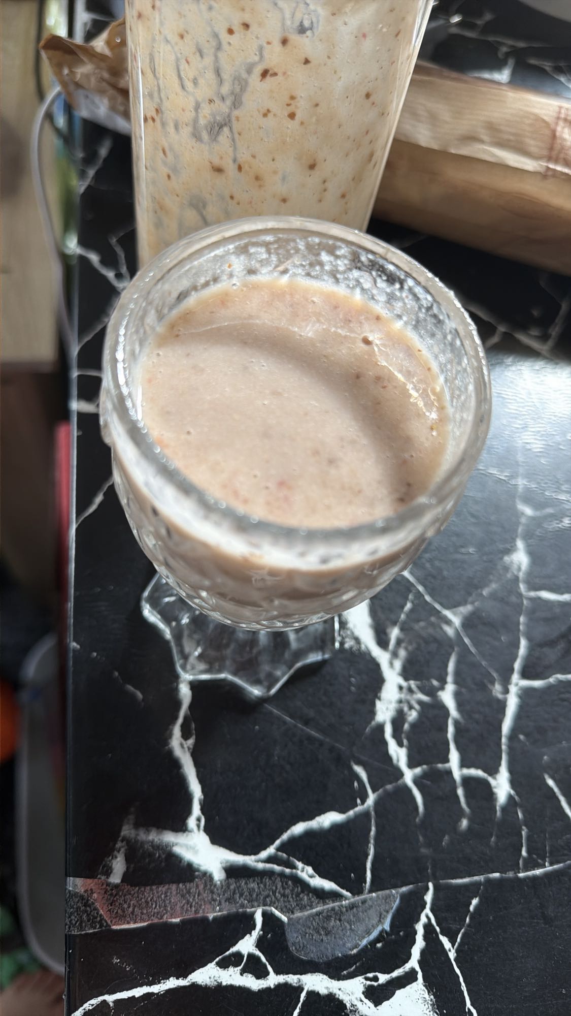 Smoothie cu fructe și un măr mic